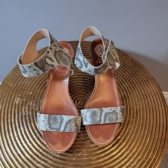 Vince Camuto Olinsa Natural Gold Metallic Snake Leather Cork Trimmed Sandal 8.5 - Picture 3 of 9